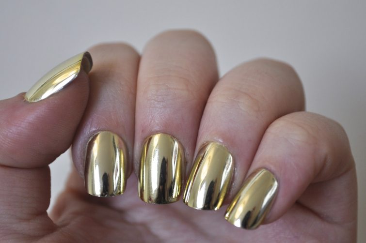 zlaté metalické laky nehty