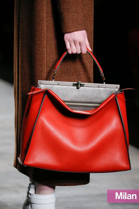 Červená kabelka, trendy barva na podzim 2014