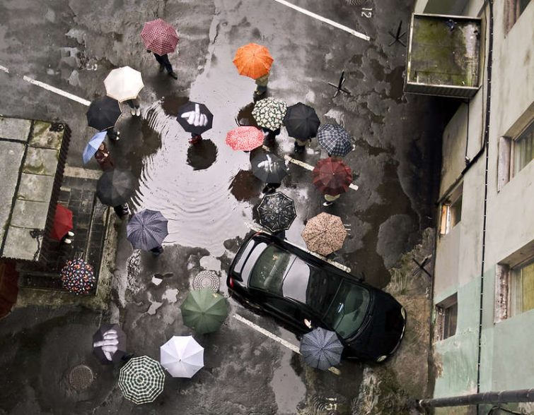 Stylové oblečení do deště, trendy deštníky