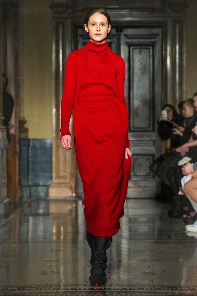 Rudé šaty od návrháře Jakuba Polanky