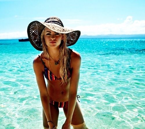 Slaměný klobouk na pláž