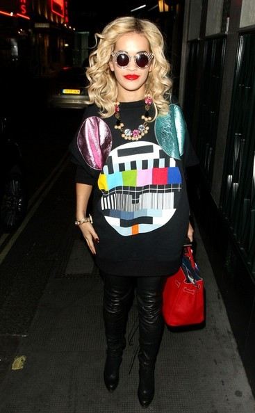 Rita Ora v mikině - outfit