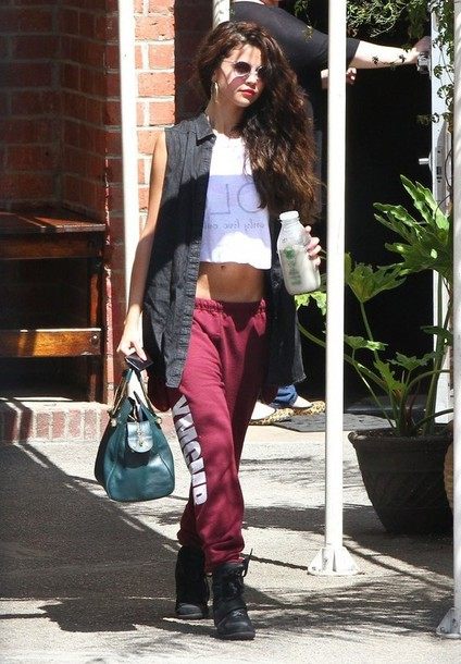 Selena Gomez tepláky tenisky